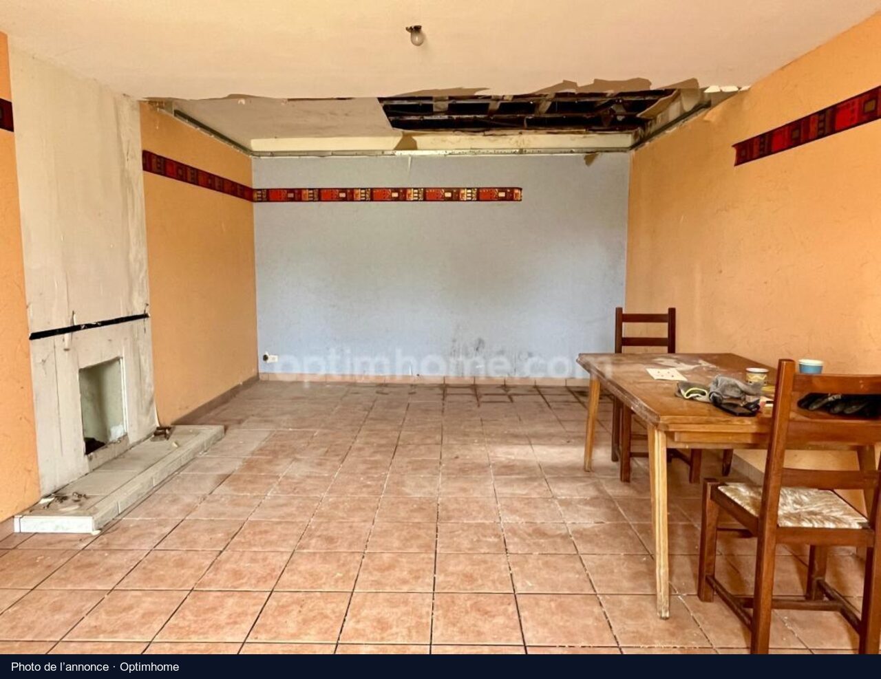 La salle au plafond effondré, Autruche : photo de l’annonce, état actuel