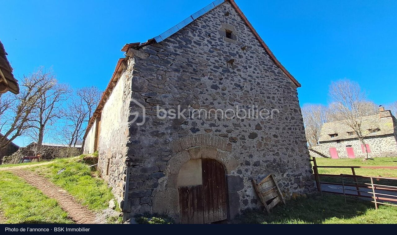 Le pignon et sa porte de grange, Chalinargues : photo de l’annonce, état actuel