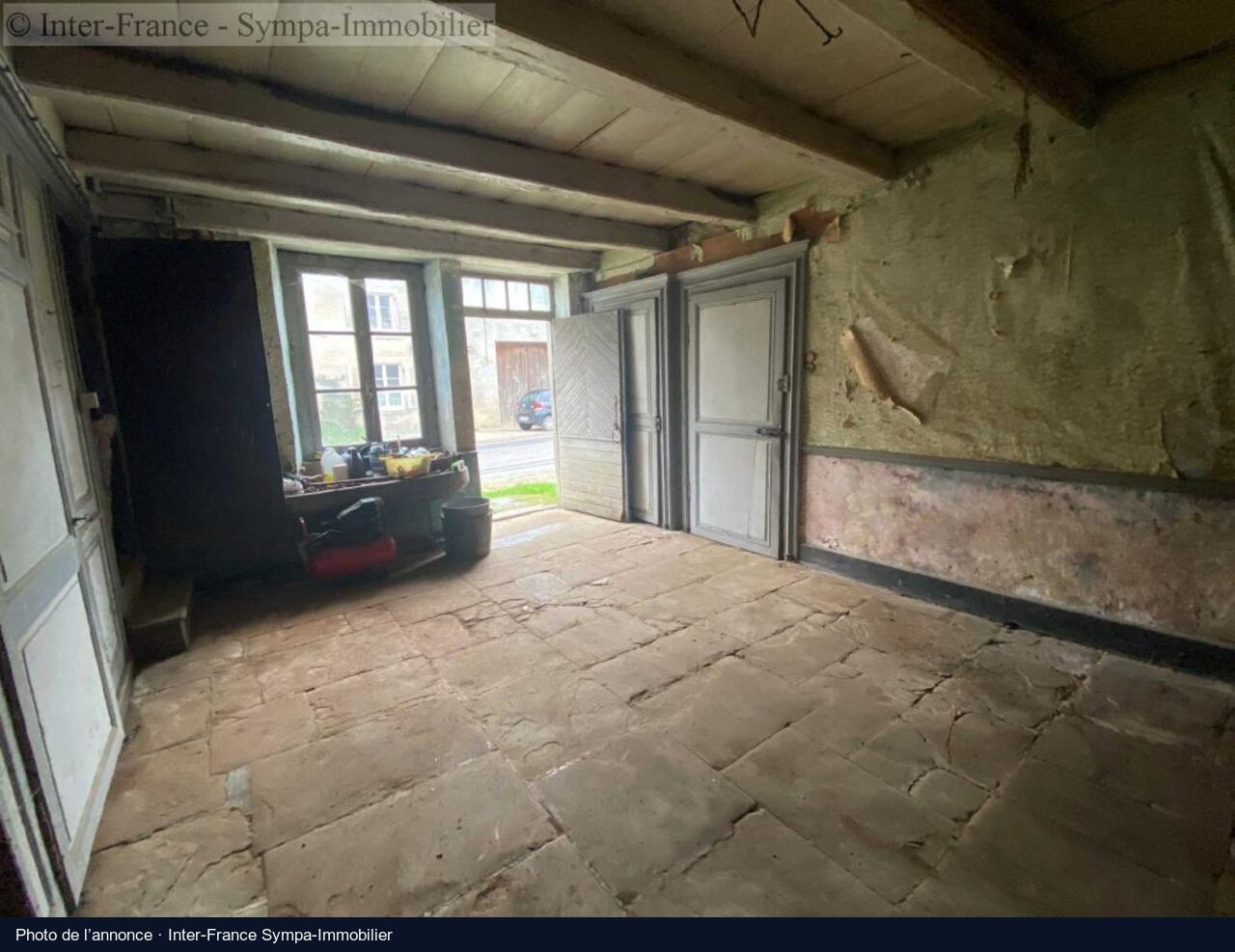 La pièce d’entrée, Ainvelle : photo de l’annonce, état actuel