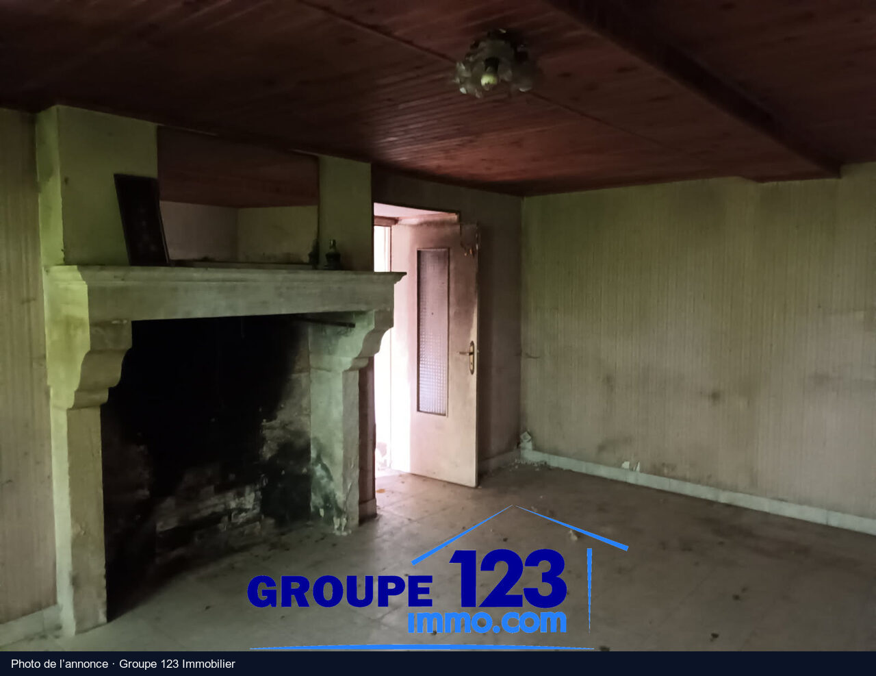 La pièce à la cheminée de pierre, Lainsecq : photo de l’annonce, état actuel