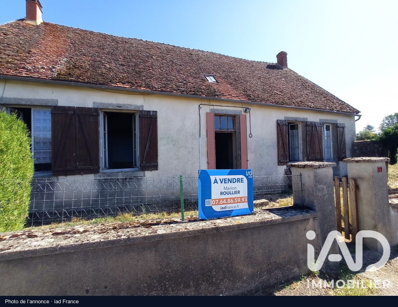 La façade et la cour, Savilly : photo de l’annonce, état actuel