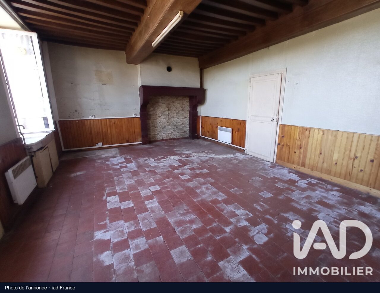 Le salon, Savilly : photo de l’annonce, état actuel
