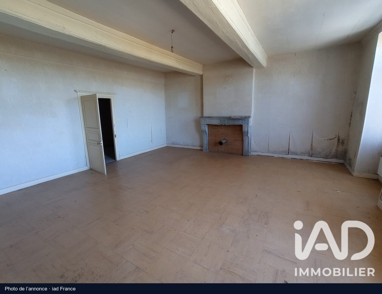La grande pièce au parquet, Savilly : photo de l’annonce, état actuel