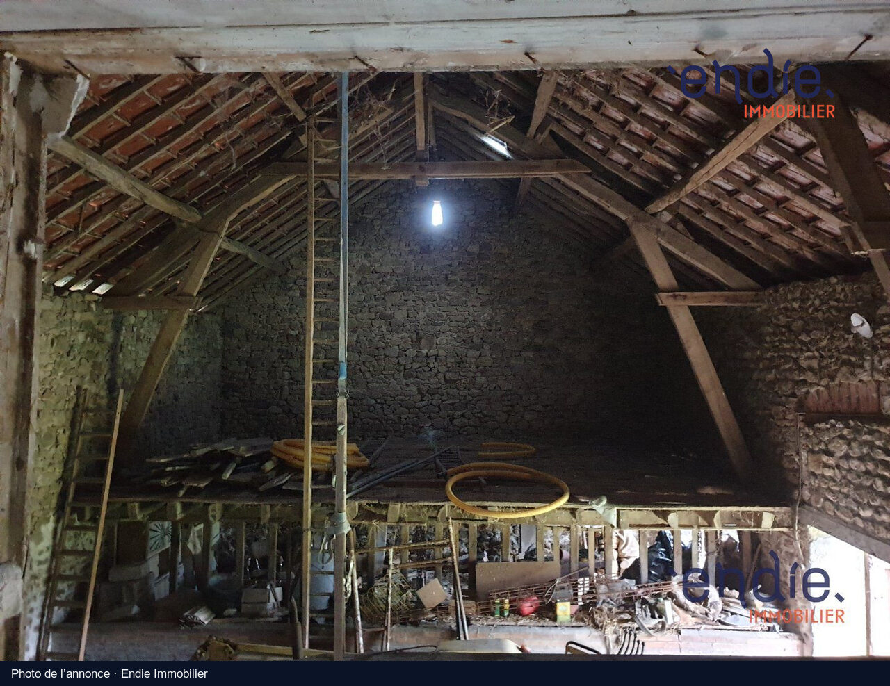 La grange devenue séjour, Parsac : photo de l’annonce, état actuel